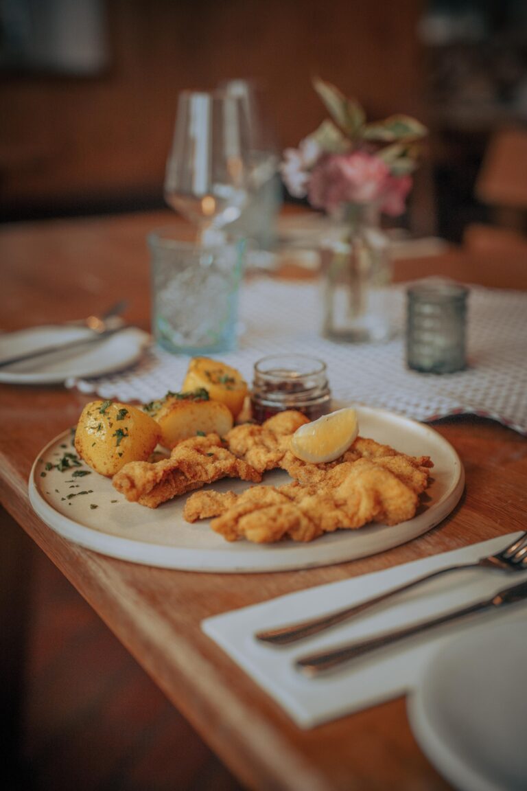Kalbsschnitzel vom Erberhof mit Petersilerdäpfel