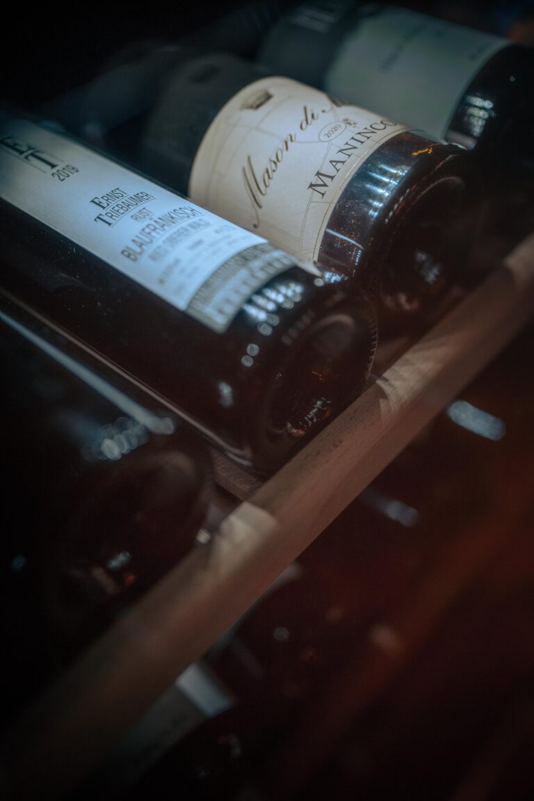 Unser Weinschrank mit den besten österreichischen & Südtiroler sowie deutschen Spezialitäten