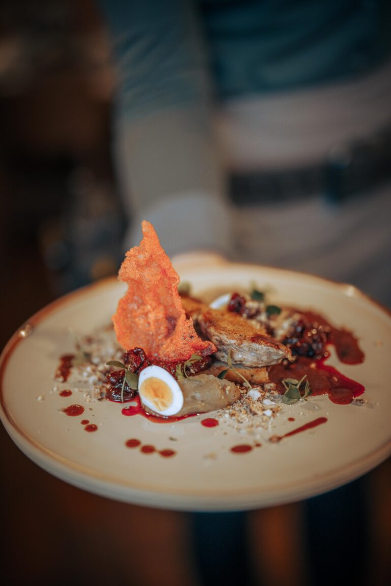 Gebratene Wachtelbrust mit Topinambur, Sauerkirsche & Rauchmandel