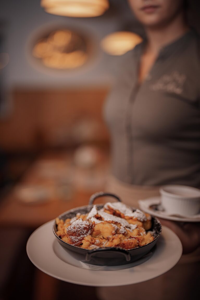 Kaiserschmarrn von Ziegelmeisterhof Bio Eiern in rustikalem Pfandl