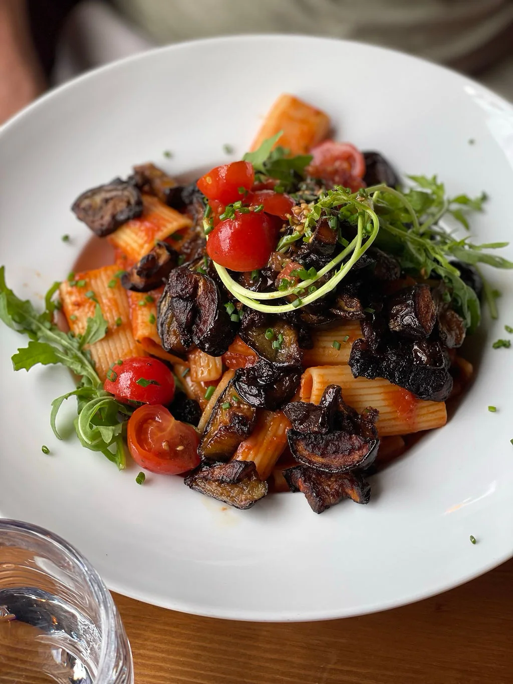 Rigatoni mit Aubergine, Kirschtomaten, Rucola und Zucchini
